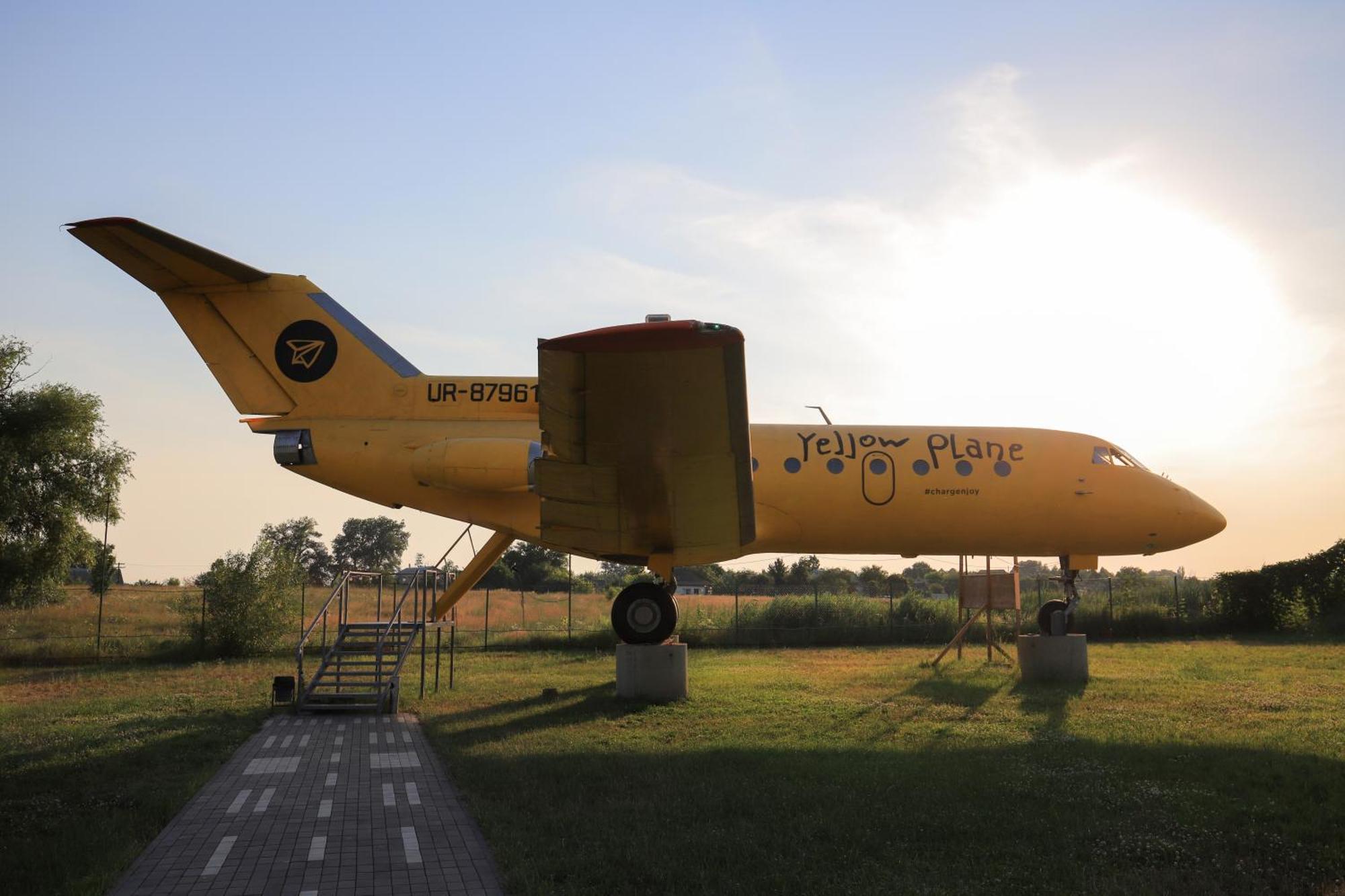 Yellow Plane Yurov Екстер'єр фото